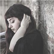 Sono un'artista di 24 anni laureata in Pittura all'Accademia di belle Arti di Torino. 
Ho 3 anni di esperienza nell'insegnamento di disegno e pittura con specializzazione in ritratti, sia per bambini-ragazzi, che adulti